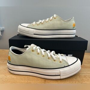 BARELY WORN Converse low top platform sneakers, only worn twice